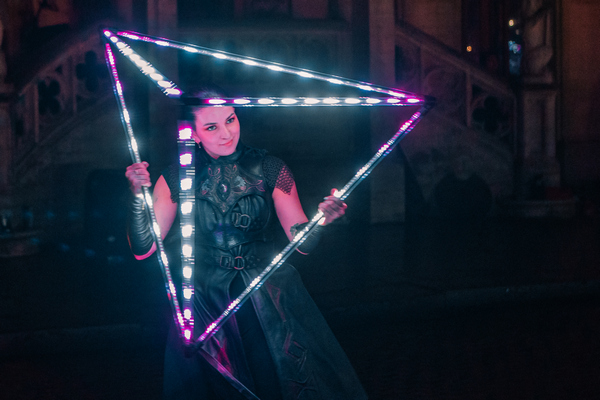 Spectacle Pyronyx - une artiste danse avec une structure LED multicolore