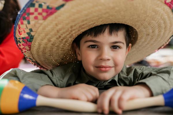 Illustration d'un enfant avec des maracas et un sombrero