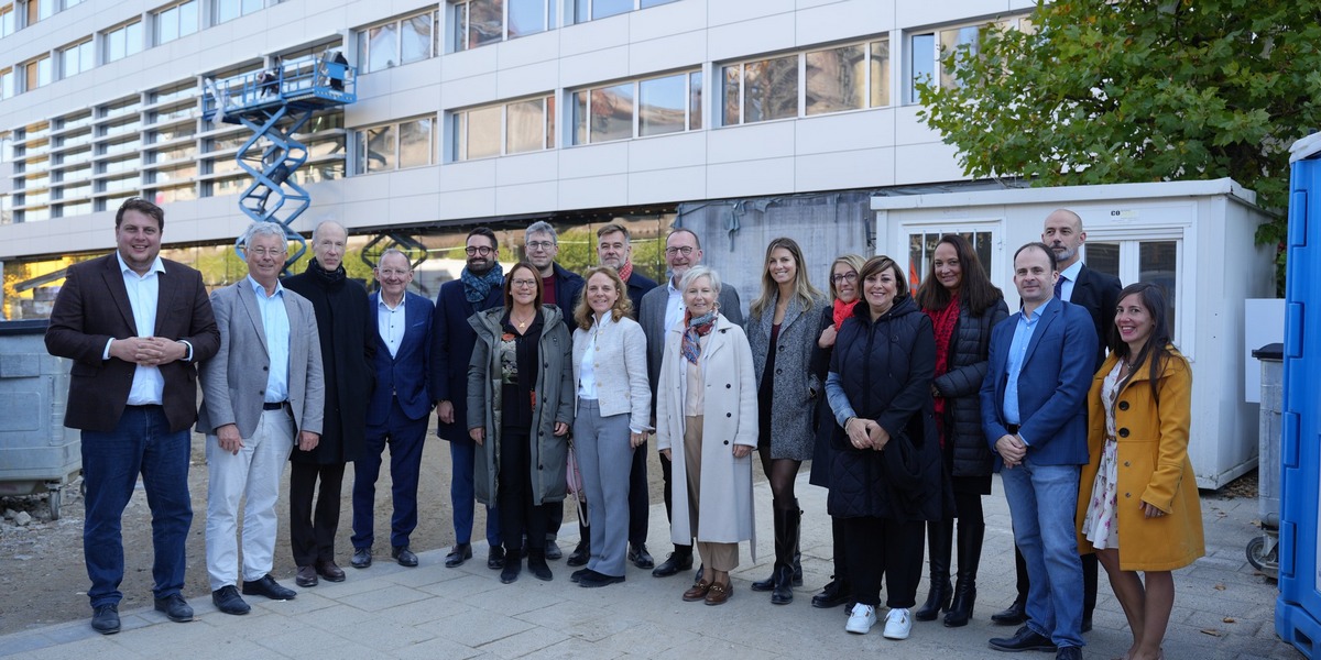 Visite ministérielle et parlementaire du chantier des Archives Nationales - photo de groupe